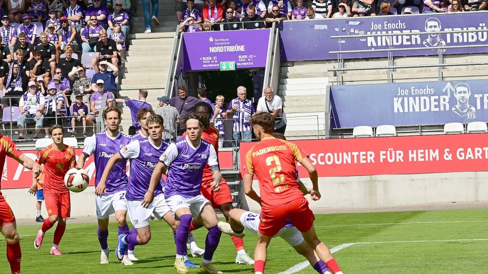 Konzentriert: Die Spieler des VfL Osnabrück bei der Saisoneröffnung gegen den SC Paderborn. Foto: Helmut Kemme