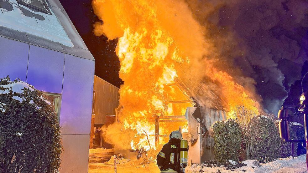 Das Lagergebäude der Ludgerusgemeinde brannte im Januar 2026 lichterloh. Foto: Bernd Saathoff/Feuerwehr Aurich