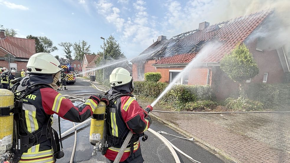 Die Feuerwehren waren schnell vor Ort. Mehrere Trupps begannen unter Atemschutz mit dem Löschen des Feuers. Foto: Carsten Ammermann