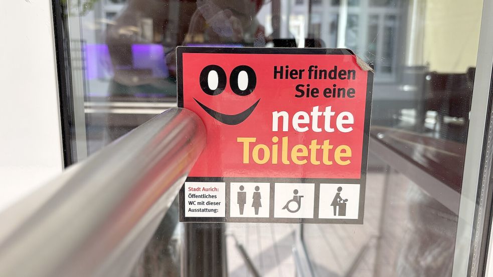 Beim Projekt „Nette Toilette“ stellen Betriebe ihr WC auch Nichtkunden kostenlos zur Verfügung. Zu erkennen sind die Teilnehmer an dem roten Aufkleber. Foto: Mieke Matthes