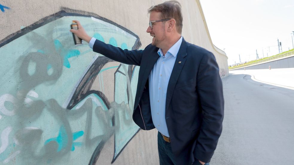 Oberbürgermeister Tim Kruithoff (parteilos) griff bei einem Pressetermin für das Graffiti-Event "Hit the Trog" spaßeshalber zur Farbdose. Foto: Klaus Ortgies/Archiv