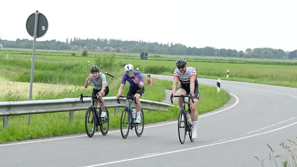Rennradfahrer sind auf einer Landstraße bei Greetsiel unterwegs. Fotos: Heinz Wagenaar