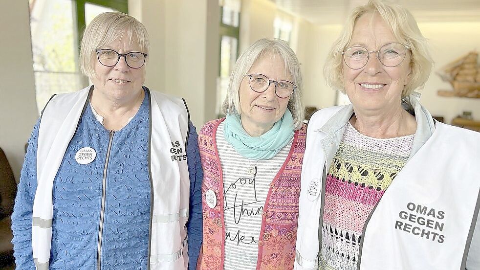 Drei Omas gegen rechts: Christine Wölke (von links) und Ulrike Kern aus Rhauderfehn sowie Omas-Sprecherin Mechtilde Schratz. Foto: Marion Janßen