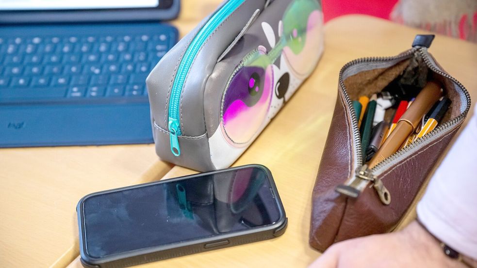 Liegt das Smartphone auf dem Schreibtisch, geht der Blick häufiger dorthin. (Archivbild) Foto: Sina Schuldt