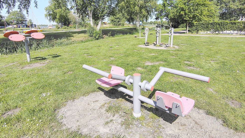 Diese Sportgeräte stehen etwas abseits vom Leuchtturmspielplatz am Großen Meer in Südbrookmerland. Foto: Karin Böhmer