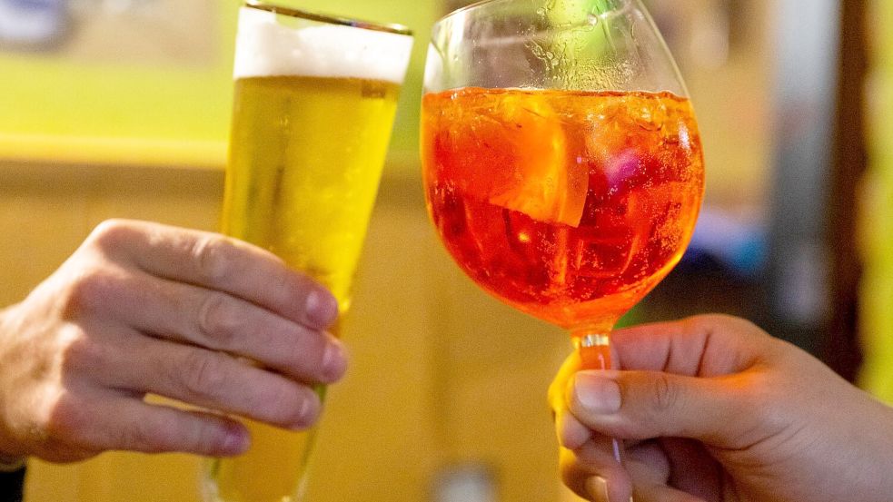 Aperol Spritz läuft vor allem bei Frauen anderen alkoholischen Getränken wie Bier den Rang ab. (Archivbild) Foto: Christophe Gateau