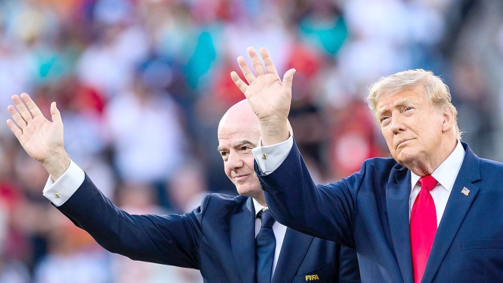 Gianni Infantino (l) soll Donald Trump um Hilfe gebeten haben. (Archivbild) Foto: Tom Weller