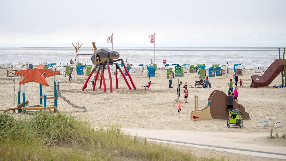 Kinder spielen auf dem neuen Spielplatz an der Strandpromenade in Norddeich, das Teil des Großprojekts „Das DECK“, das die Küste modern neu gestaltet. Foto dpa | Sina Schuldt