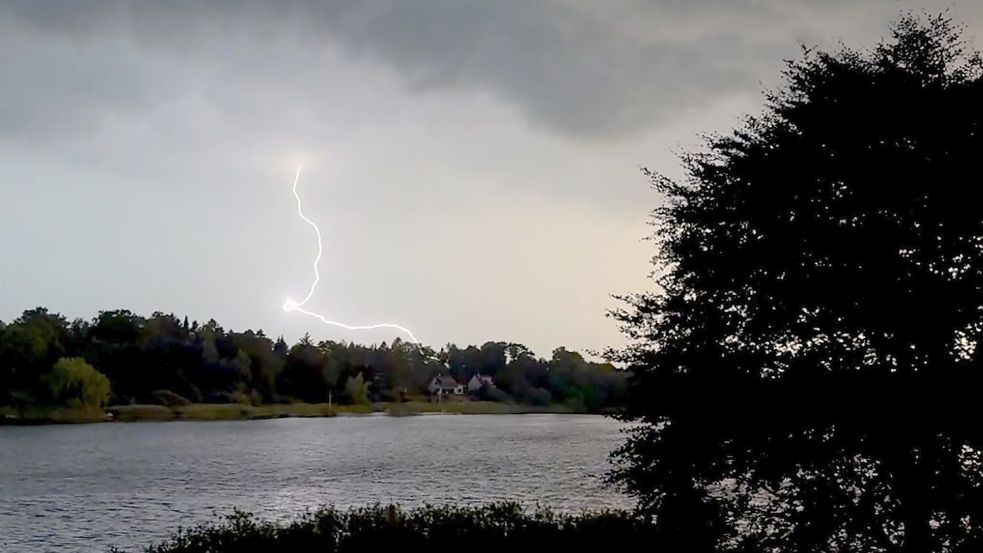Vielerorts sorgten Gewitter mit Starkregen schon am Abend für Abkühlung. Foto: Daniel Bockwoldt