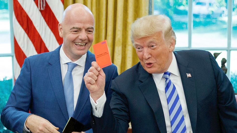 Die Spaßvögel Donald Trump und Gianni Infantino (l) bei der Arbeit. (Archivbild) Foto: Evan Vucci