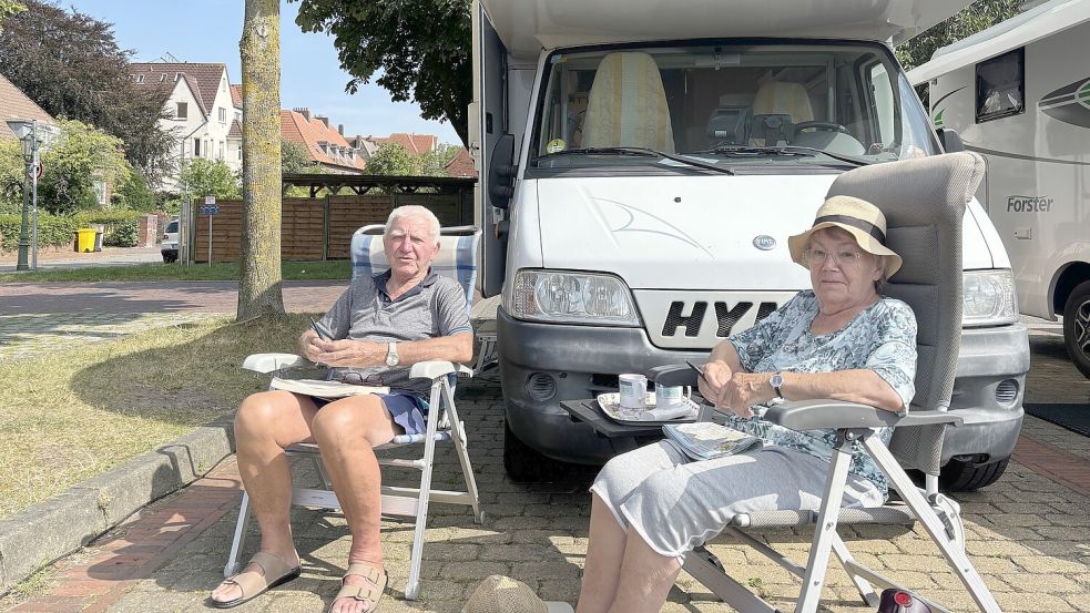 Joachim und Christel Muschik sind mit ihrem Wohnmobil nicht das erste Mal in Emden. Für die beiden geht es nach dem Zwischenstopp in der Seehafenstadt weiter in die Sielorte entlang der Küste. Foto: Lotta Groenendaal