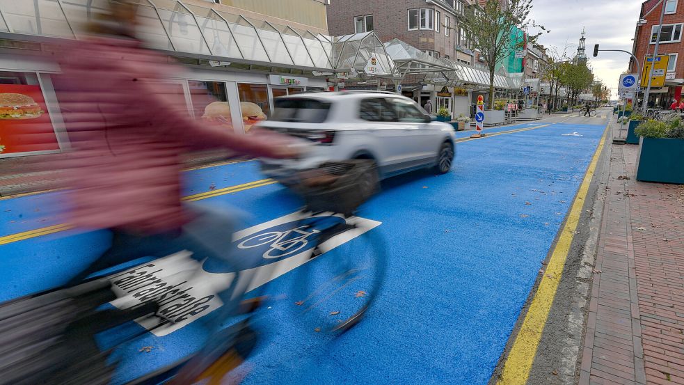 Vorrang für Radfahrer? Die Verkehrspolitik in Emden ist ein umstrittenes Thema. Foto: Klaus Ortgies/Archiv