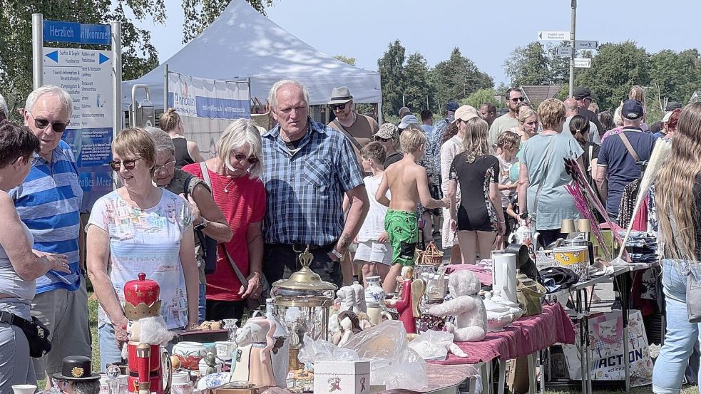 Auf dem Flohmarkt waren zahlreiche Schnäppchenjäger unterwegs. Foto: Holger Janssen