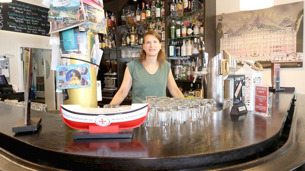 Jeden Freitagabend steht Caro Nolting hinter der Theke des 8 1/2 in Osnabrück. Sie arbeitet aber auch in den Kinokneipen Garbo und Blue Note. Foto: Thomas Wübker