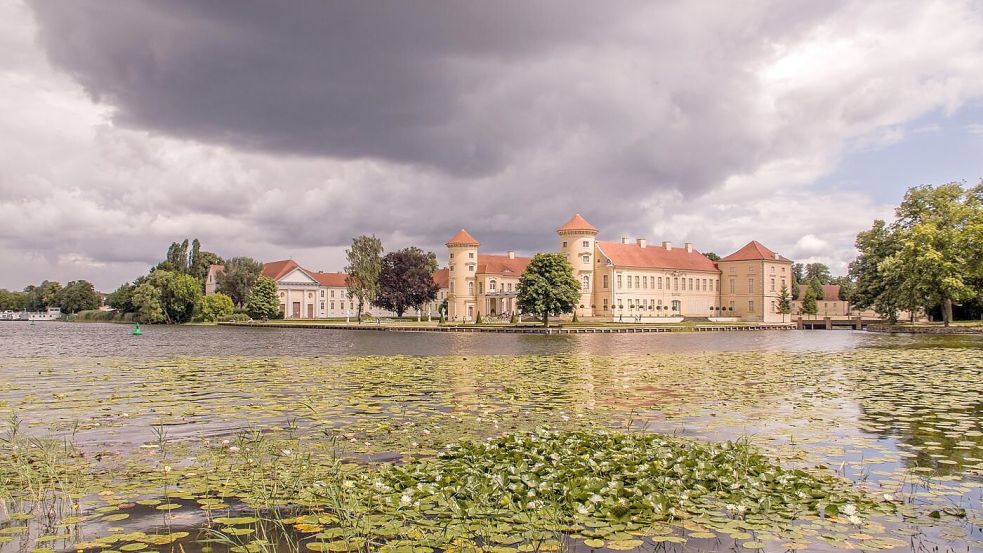 Die pure Idylle und einer der schönsten Plätze in Brandenburg – Schloss Rheinsberg am Grienericksee. Foto: Ekkehart Eichler