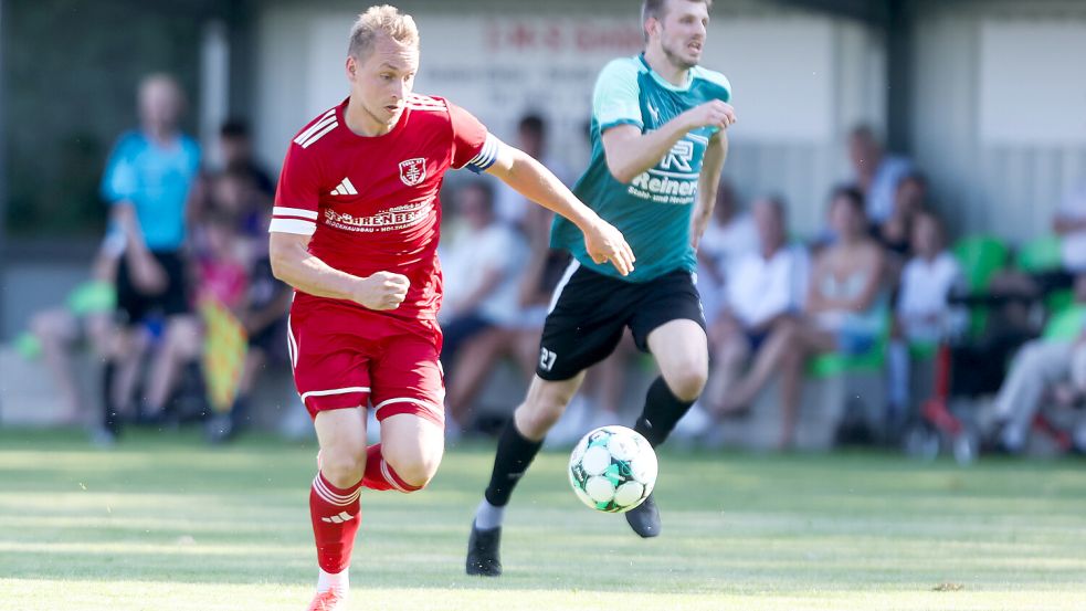 Für TuRa 07 Westrhauderfehn (am Ball Kapitän Sönke Weßling) endet am Mittwoch eine lange Vorbereitung mit einem attraktiven Pflichtspielauftakt. In der zweiten Runde des Bezirkspokals erwartet TuRa den Landesliga-Aufsteiger SV Altenoythe. Foto: Jens Doden/Emden