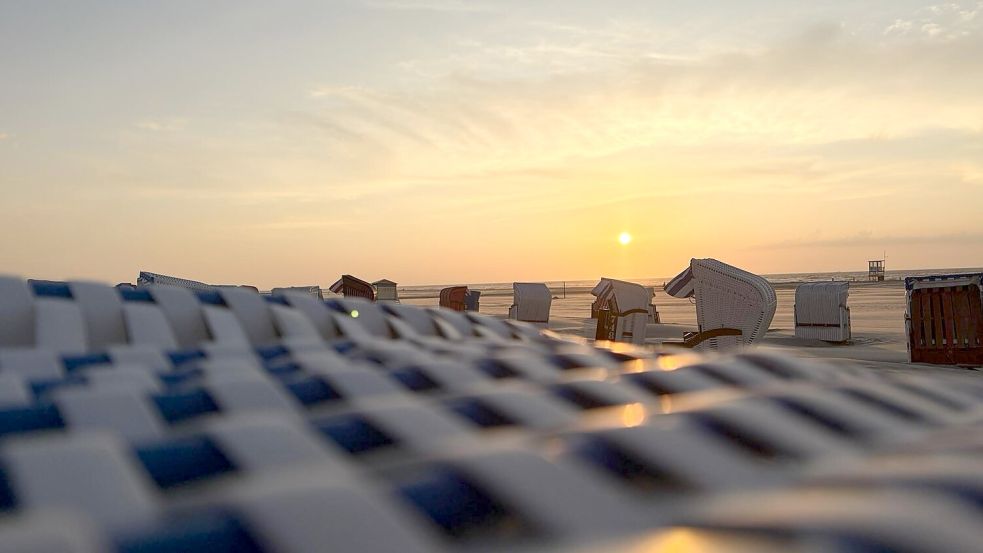 Sonnenuntergang auf der Insel Juist: Jeden Tag ein Naturschauspiel. Foto: Philipp Ebert