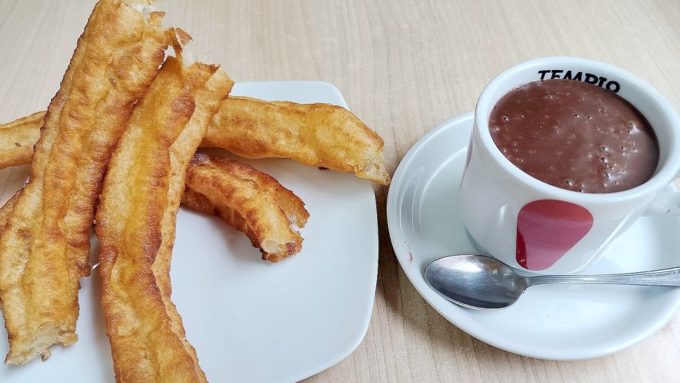 Die Spanier lieben ihre Churros mit dickflüssiger heißer Schokolade - ein äußerst kalorienreiches Frühstück. Foto: Henk Wessels/dpa