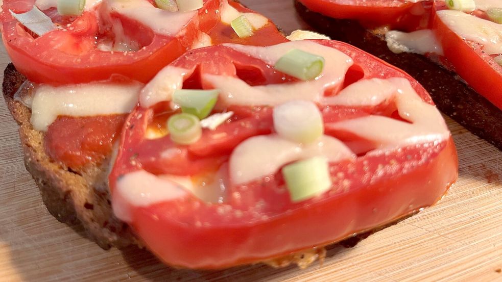Für meinen Geschmack habe ich schon viel Käse verwendet, viel davon ist unter den Tomatenscheiben versteckt. Die Influencerinnen sind bei der Zubereitung noch großzügiger. Foto: Carmen Leonhard