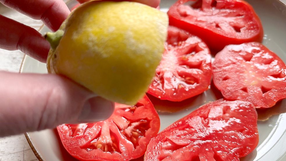 An die Ochsenherztomaten gibt man laut Rezept Zitronensaft fürs Extra-Aroma. Foto: Carmen Leonhard