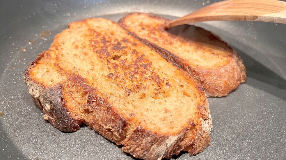 Die gebutterten Brotscheiben werden in der Pfanne gebraten. Foto: Carmen Leonhard