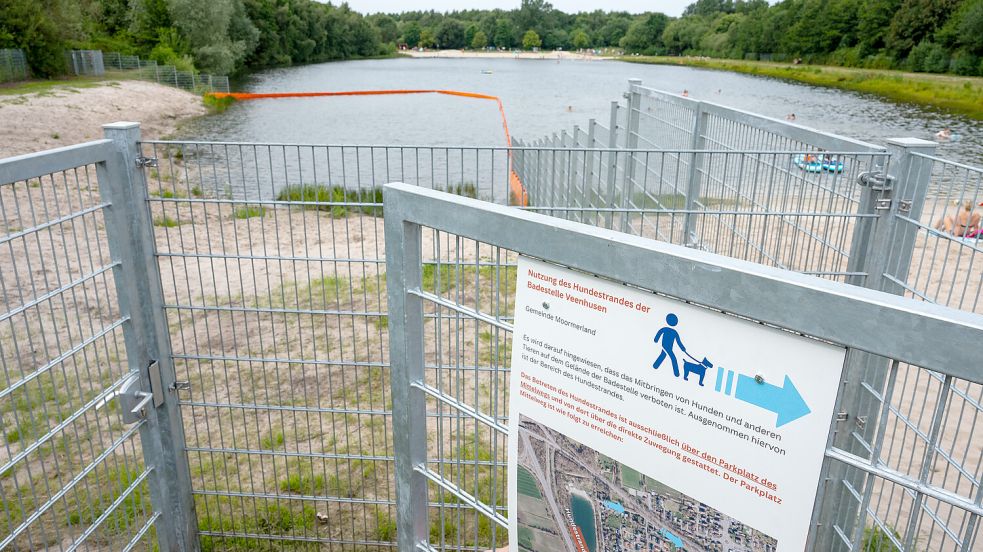 Durch diese Schleuse kommt man sicher mit dem Hund an den neuen Hundestrand. Die Gemeinde hat ihn nun freigegeben. Foto: Klaus Ortgies