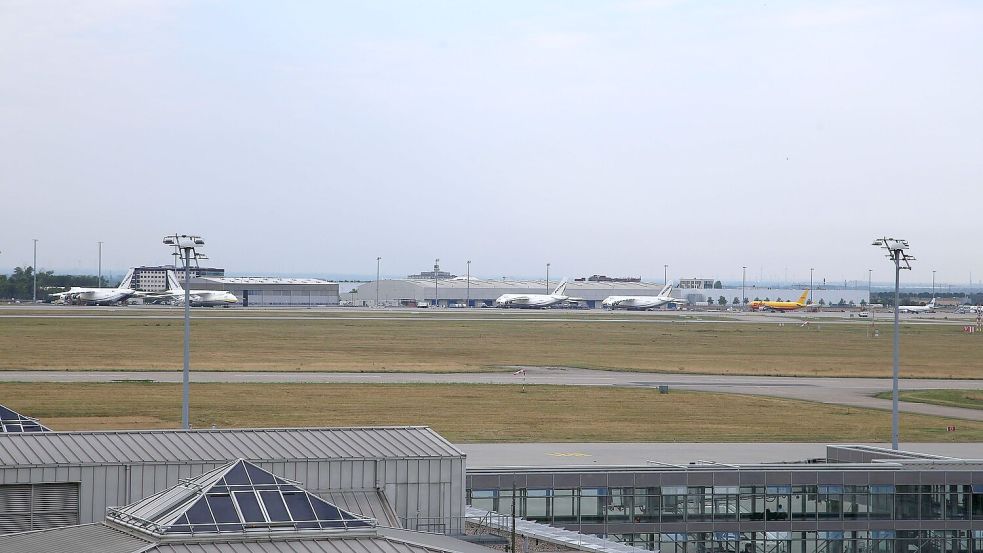 Am Flughafen Leipzig/Halle hat die Polizei eine verdächtige Drohne sichergestellt. Foto: Tobias Junghanns/dpa