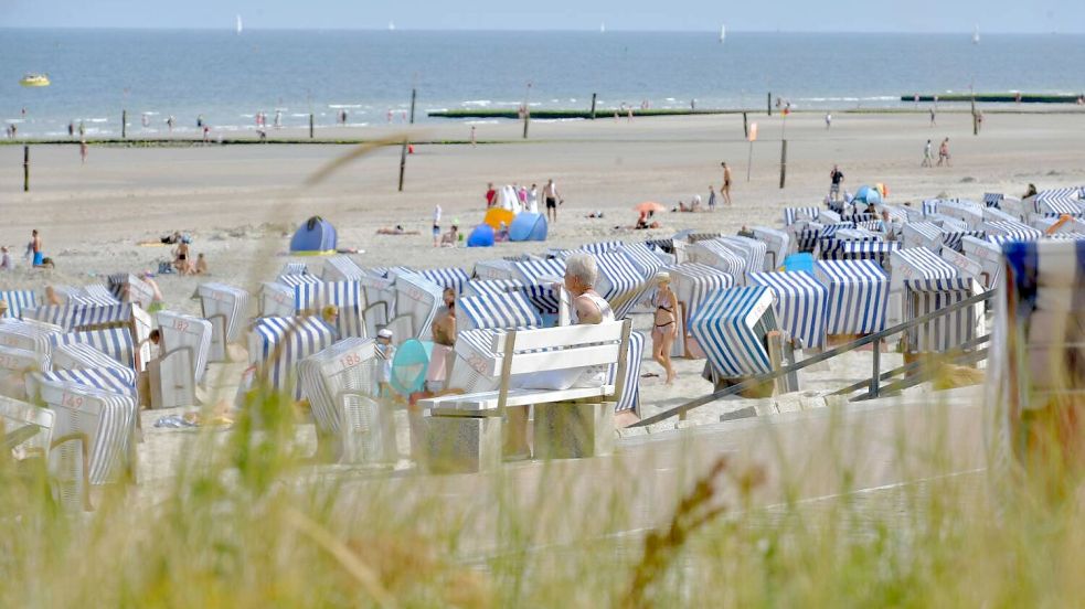 Wenn man eine Unterkunft findet, kann man auf Norderney einen entspannten Strandtag genießen. Foto: Klaus Ortgies/Archiv