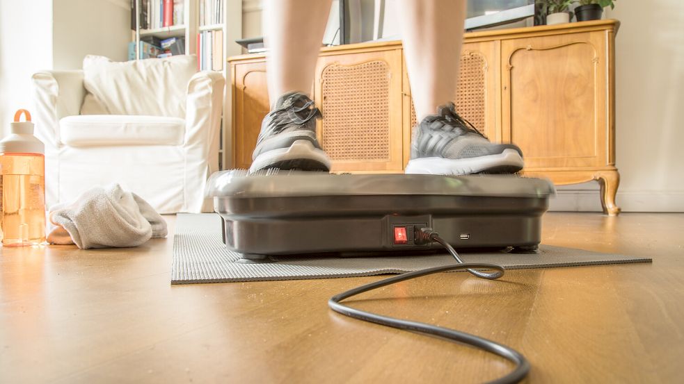Ob als Fitnessgerät oder zur Unterstützung des Wohlbefindens – Vibrationsplatten erleben derzeit ein Comeback. Foto: dpa.tmn