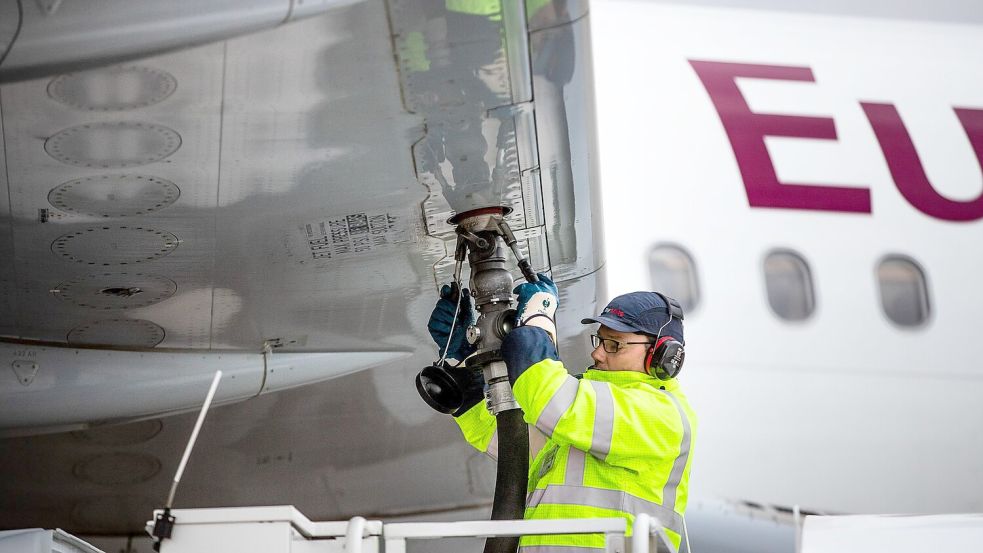 Das Luftfahrtbundesamt soll künftig überwachen, dass dem Flugbenzin ausreichend nachhaltige Kraftstoffe beigemischt werden. Foto: Christoph Schmidt