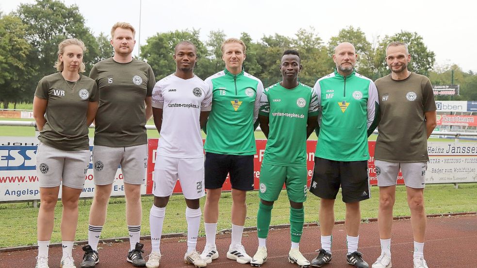 Bezirksligaaufsteiger Eintracht Ihlow präsentierte die Neuzugänge Yahya Berete (Dritter von links) sowie Moustapha Camara (Dritter von rechts). Dazu gesellten sich Physiotherapeutin Wiebke Rieken (von links), Co-Trainer Jochen Flessner, Trainer Thilko Boekhoff, Torwarttrainer Mario Flier und Betreuer Hermann Fleßner. Foto: Wilfried Gronewold
