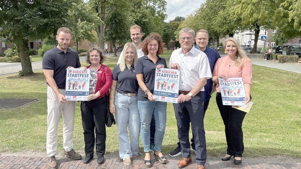 Damit das Stadtfest in Aurich sauber abläuft, braucht es viele helfende Hände und Sponsoren. Einige davon sind Jann-Hendrik Brandt (Ordnungsamt Aurich, von links), Inka Lottmann (Sparkasse), Lara Fürst (Stadtmarketing), Felix Kranz (Restaurant zur Börse), Maike Theesfeld (Stadtmarketing), Bürgermeister Horst Feddermann, Maik Neudorf (Radio Nordseewelle) und Tanja Munzig (Familienzentrum). Foto: Lasse Paulsen