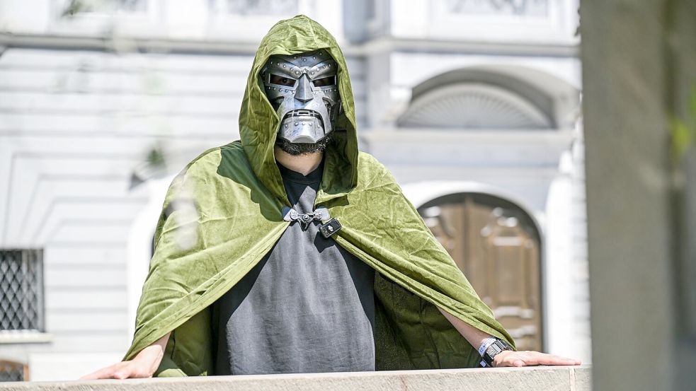 Oberbürgermeister Jan Rothenbacher wirbt als Bösewicht „Doctor Doom“ dafür, dass der nächste Marvel-Film in Memmingen Premiere feiert. Foto: Jason Tschepljakow/dpa