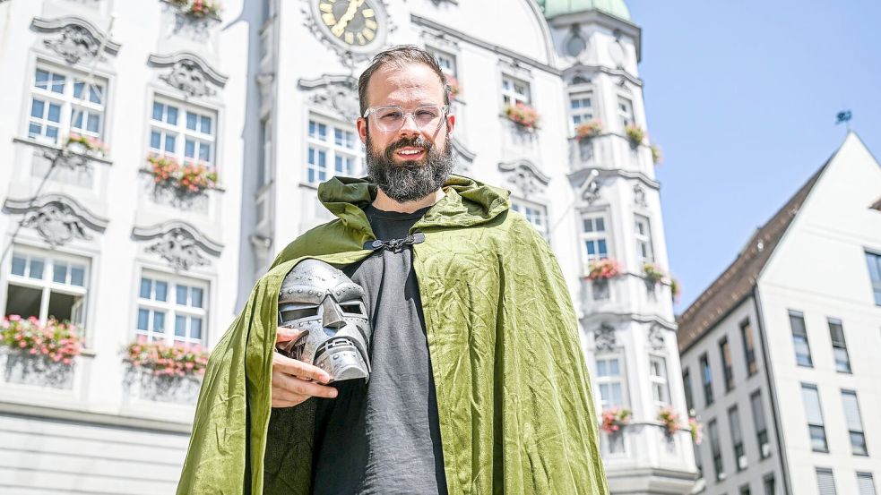 Oberbürgermeister Jan Rothenbacher wirbt als Bösewicht „Doctor Doom“ dafür, dass der nächste Marvel-Film in Memmingen Premiere feiert. Foto: Jason Tschepljakow/dpa