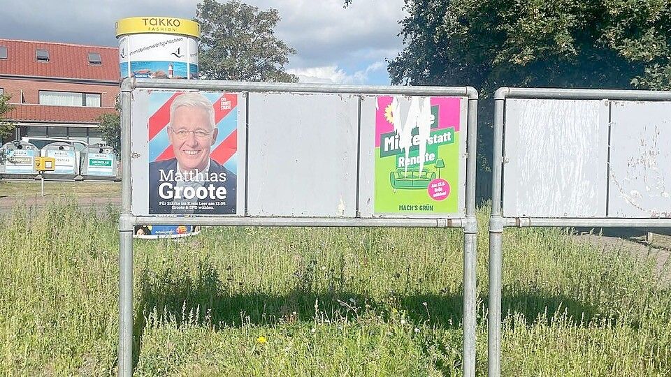 Das Plakat der Borkumer Grünen an der Ecke Deichstraße/Reedestraße wurde durch Abreißen beschädigt. Foto: privat