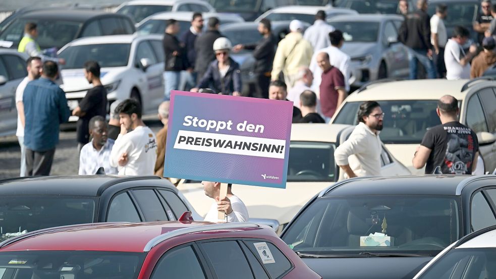 Die Mietwagenplattformen halten Mindestpreise für nicht rechtens - es laufen verschiedene Klagen. (Archivbild) Foto: Federico Gambarini