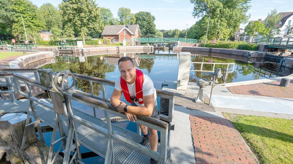 Seit einem Jahr arbeitet Alex van Raden an der Emder Kesselschleuse – und fühlt sich dort inzwischen angekommen. Foto: Klaus Ortgies