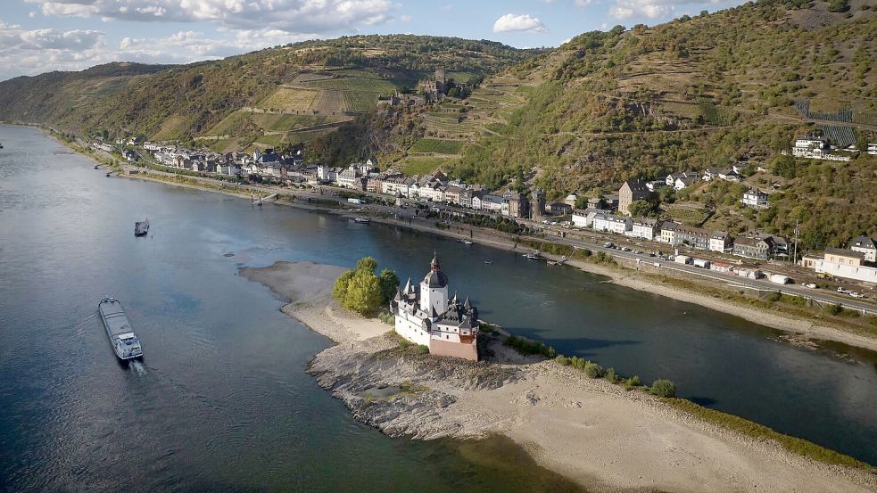 Das Niedrigwasser am Rhein belastet die deutsche Wirtschaft. Foto: Thomas Frey