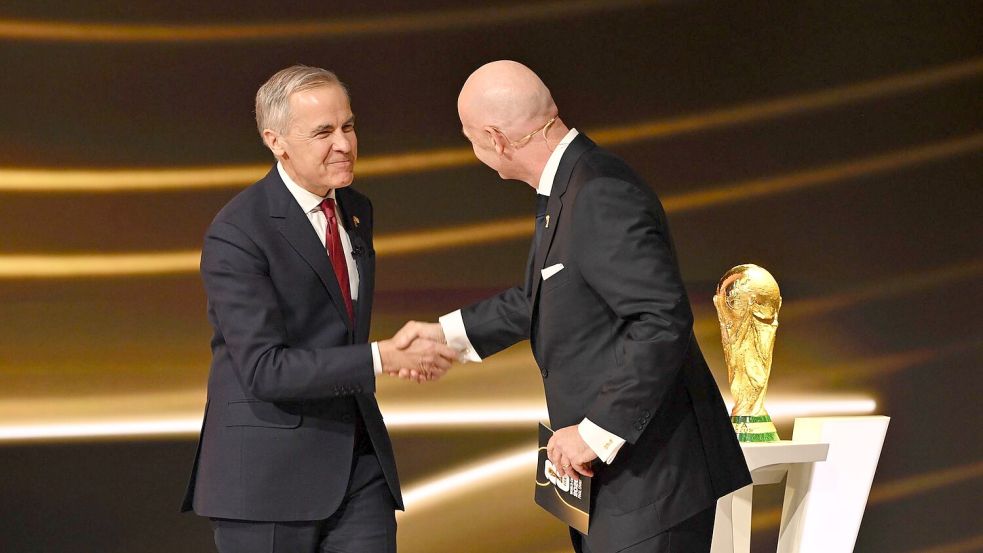 Einst Partner, nun Gegner: Carney (l.) kritisiert Infantino. (Archivbild) Foto: Mandel Ngan/POOL AFP/AP/dpa