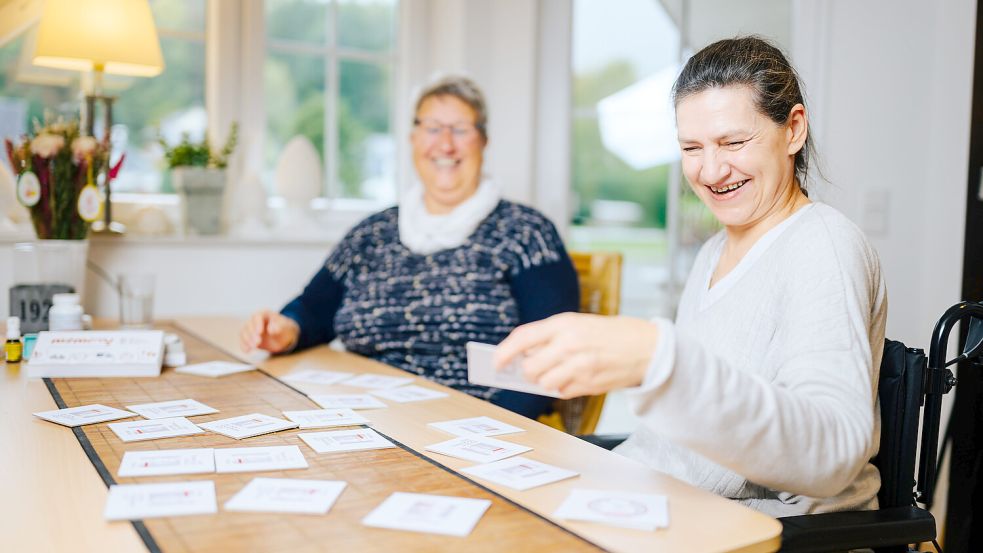 Ergotherapie mit neurologischem Schwerpunkt kann nach einem Schlaganfall gegen Aufmerksamkeits- und Gedächtnisprobleme helfen. Foto: DJD/Stiftung Deutsche Schlaganfall-Hilfe/Besim Mazhiqi