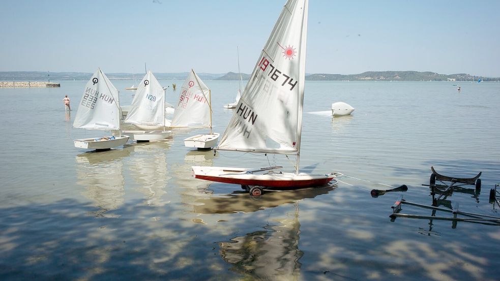 Auch am Plattensee bleiben die Segelboote unbenutzbar am Ufer stecken. Foto: Gregor Fischer