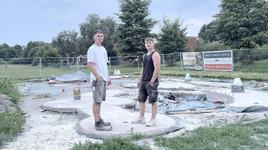 Bonno Groeneveld und Justin Habben auf ihrer Baustelle am Badesee Tannenhausen. Foto: privat
