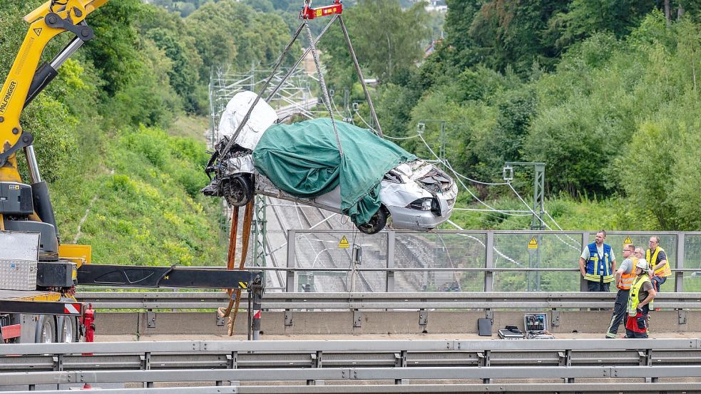 Drei Menschen sind bei einem schweren Unfall auf der Autobahn 3 in der Oberpfalz ums Leben gekommen, als ihr Wagen von der Fahrbahn abkam und auf eine Bahnstrecke geriet. Foto: Armin Weigel