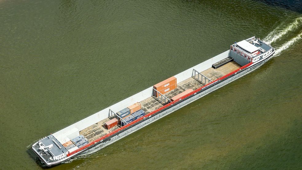 Extrem-Niedrigwasser: Könnte eine Aufhebung des Sonntagsfahrverbots für Lkw helfen, Lieferketten aufrechtzuerhalten? Der Vorschlag des Bundesverkehrsministers sorgt für Diskussionen. Foto: Oliver Berg