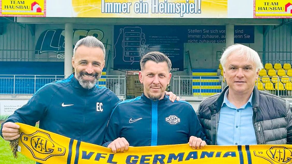 Erhan Colka, Trainer Atilla Özge und Ferhat Özdemir (von links) hoffen auf eine sorgenfreie Saison für Germania Leer. Foto: Privat