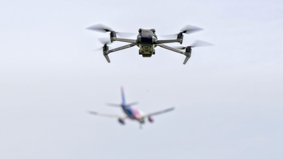 Kleines Flugobjekt, große Gefahr: Immer wieder werden an Flughäfen verdächtige Drohnen gesichtet, bisweilen wird der Flugverkehr dann zeitweise eingestellt. Foto: IMAGO/Bernd Feil/M.i.S.