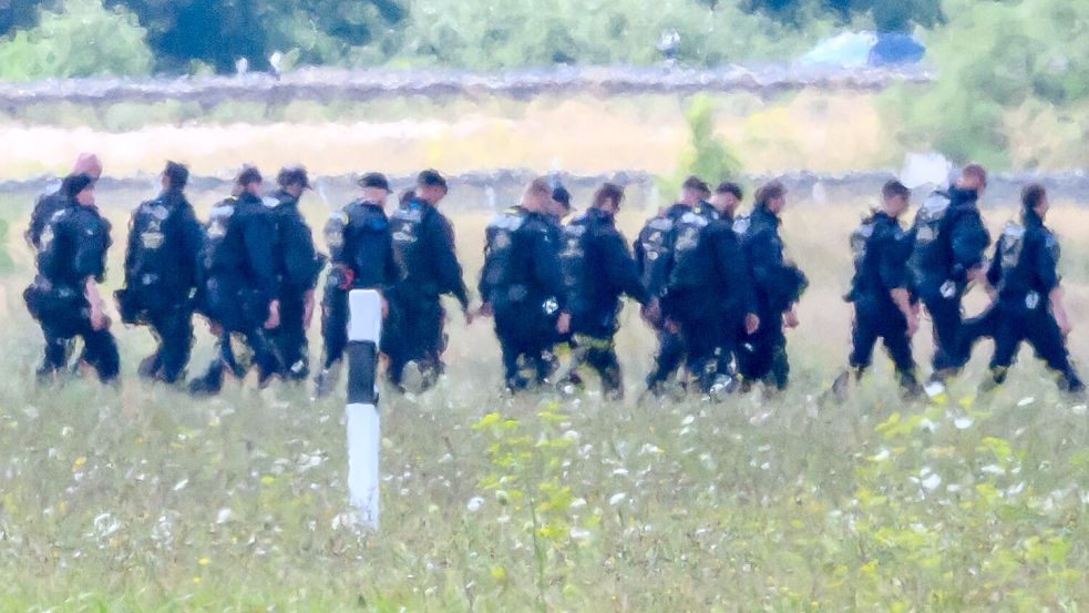 Ob die Beamten vor Ort nach dem zweiten, bisher unbekannten Flugobjekt suchen, blieb zunächst unklar. Foto: Hendrik Schmidt