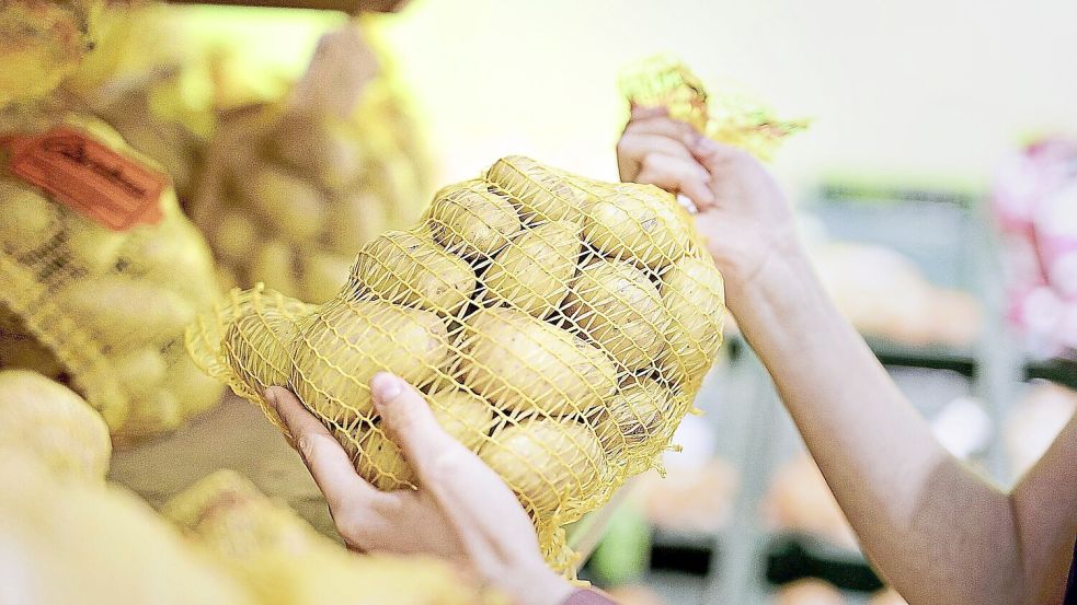 Wenn es nach Clemens Fuest geht, wird dieser Sack Kartoffeln bald teurer. Foto: IMAGO/Ute Grabowsky/photothek.de