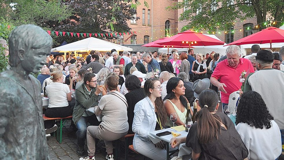 Weingenuss im Rathaus-Innenhof: 2025 hat das Wetter beim Leeraner Weinfest mitgespielt. Foto: Bodo Wolters/Archiv