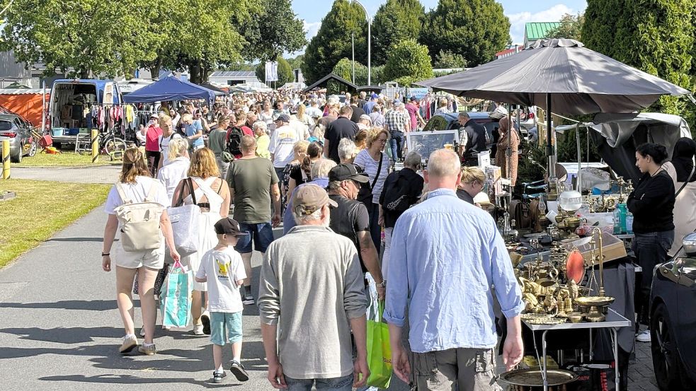 In Wiesmoor kann man am Sonntag über einen großen Flohmarkt bummeln. Foto: Nicole Böning/Archiv